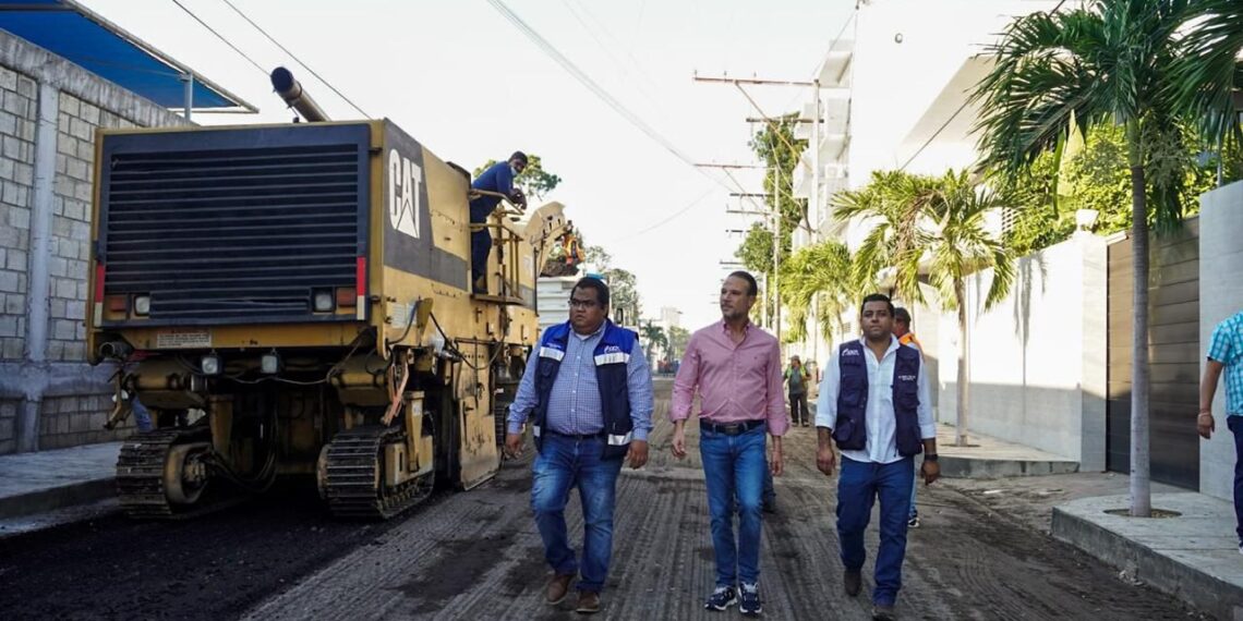 Supervisa Alcalde JM Unánue trabajos de pavimentación en Joyas de Mocambo