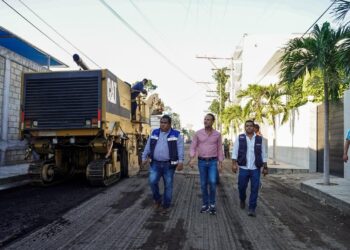 Supervisa Alcalde JM Unánue trabajos de pavimentación en Joyas de Mocambo