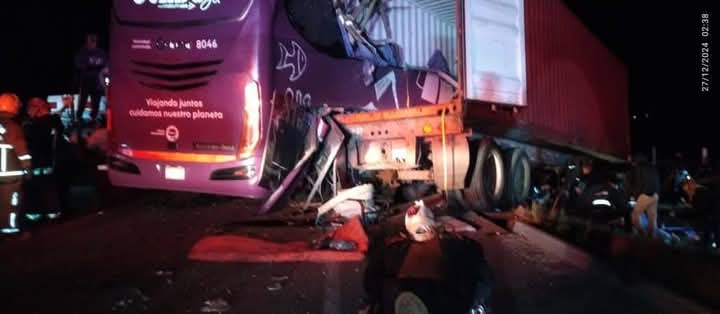 Accidente fatal en libramiento de Perote, hay 7 personas fallecidas y 12 lesionados