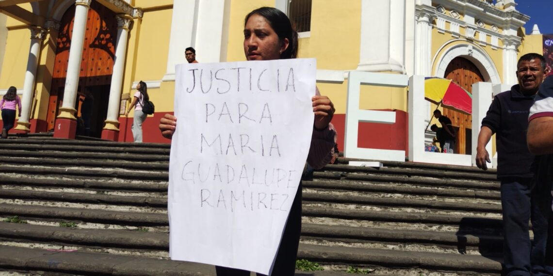 Familiares de vendedora agredida se manifiestan, exigen a FGE aplicar la ley