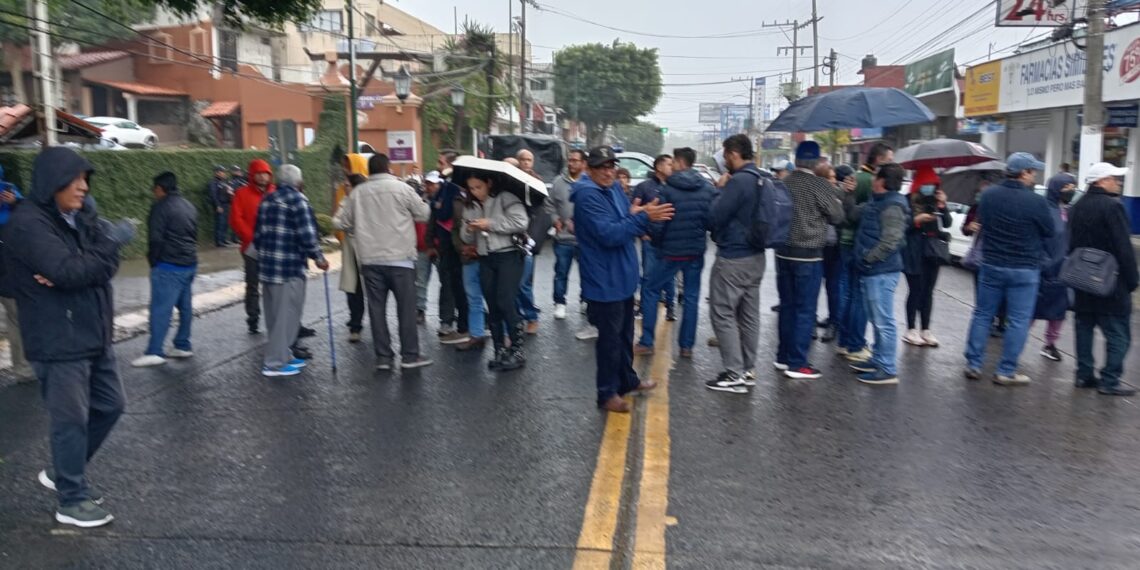 Bloquean avenida de Xalapa, por tardanza en la emisión de sus licencias de conducir.