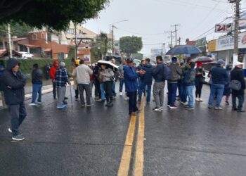 Bloquean avenida de Xalapa, por tardanza en la emisión de sus licencias de conducir.