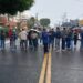 Bloquean avenida de Xalapa, por tardanza en la emisión de sus licencias de conducir.
