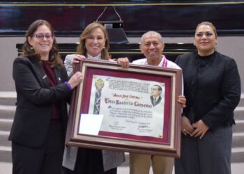 Entrega Congreso a Tirso Bautista la medalla Adolfo Ruiz Cortines 2024
