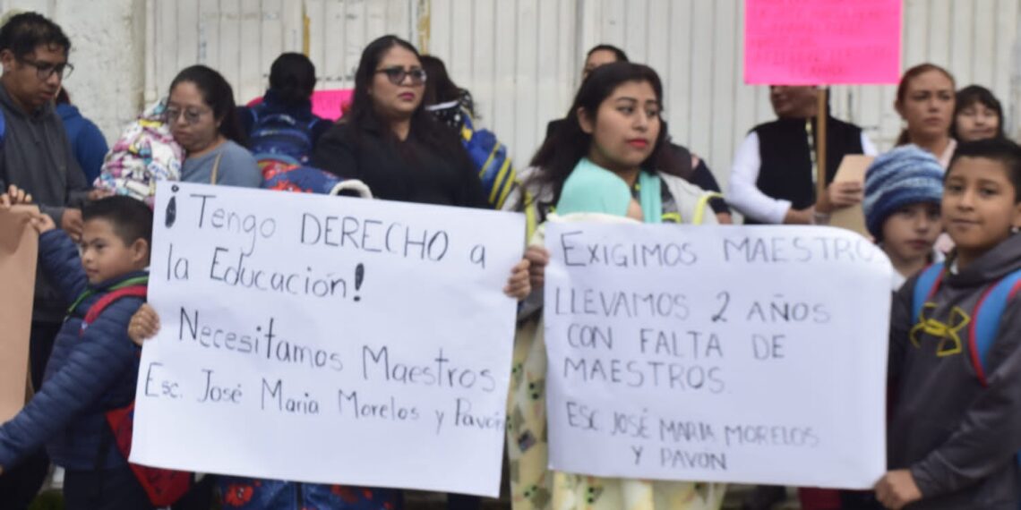 Por falta de maestro, protestan padres de familia de escuela primaria en Xalapa