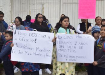 Por falta de maestro, protestan padres de familia de escuela primaria en Xalapa