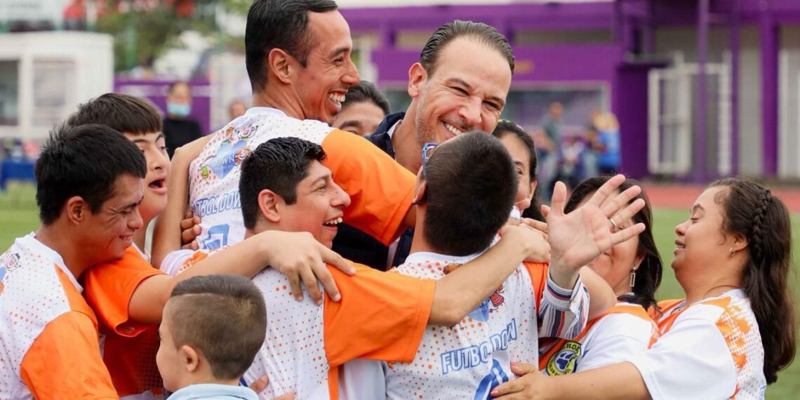 Entrega Alcalde JM Unánue calzado deportivo al equipo de futbol “Los Cachorros”