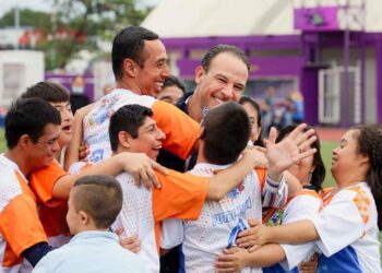 Entrega Alcalde JM Unánue calzado deportivo al equipo de futbol “Los Cachorros”