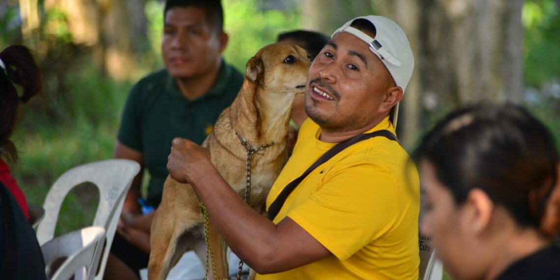 Lleva Rafa Fararoni campaña de esterilización de mascotas a Ranchoapan