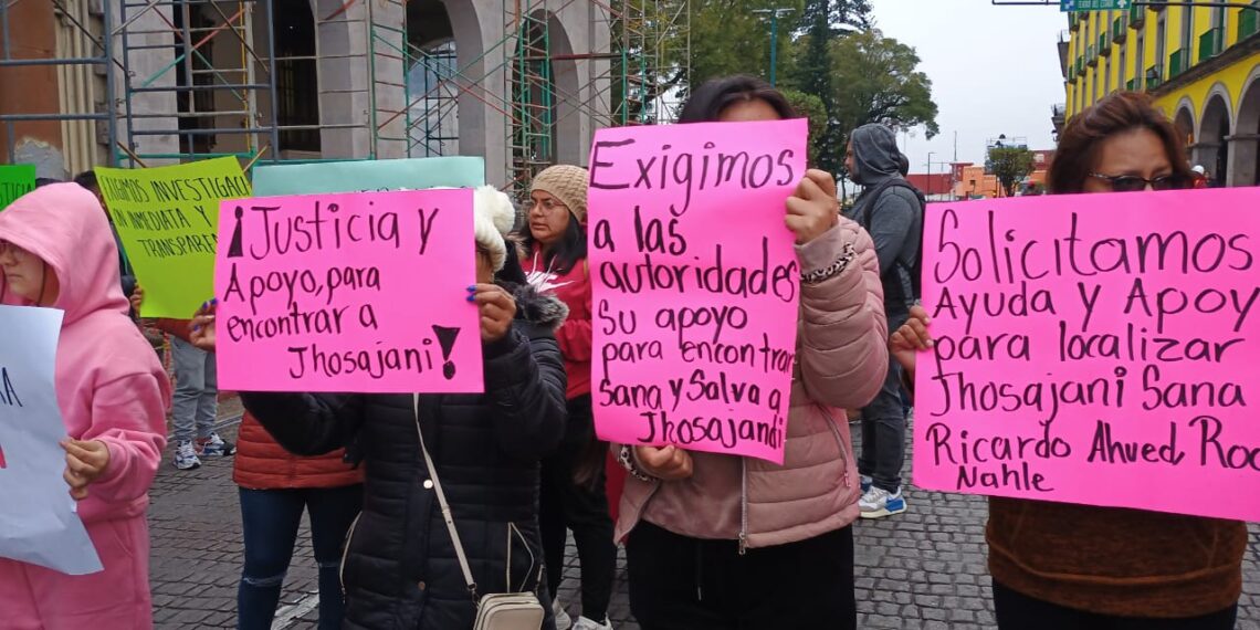 Familiares de dos jóvenes desaparecidos en la ciudad de Veracruz bloquearon el centro de Xalapa para pedir atención de las autoridades