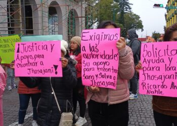 Familiares de dos jóvenes desaparecidos en la ciudad de Veracruz bloquearon el centro de Xalapa para pedir atención de las autoridades