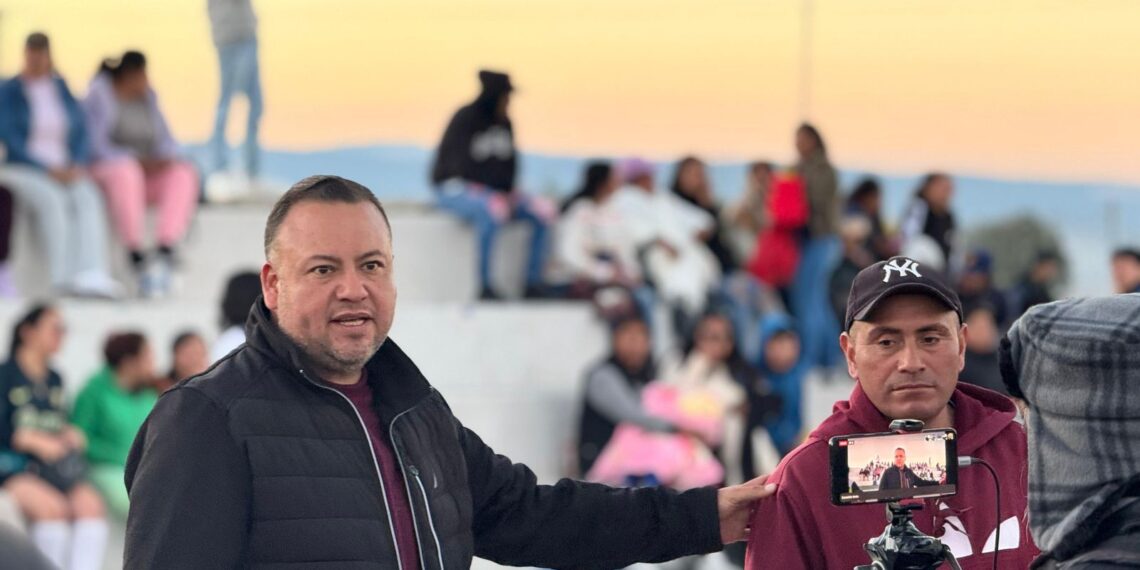 Fernando Ortega Becerril sigue recorrido en Perote a lado de los ciudadanos