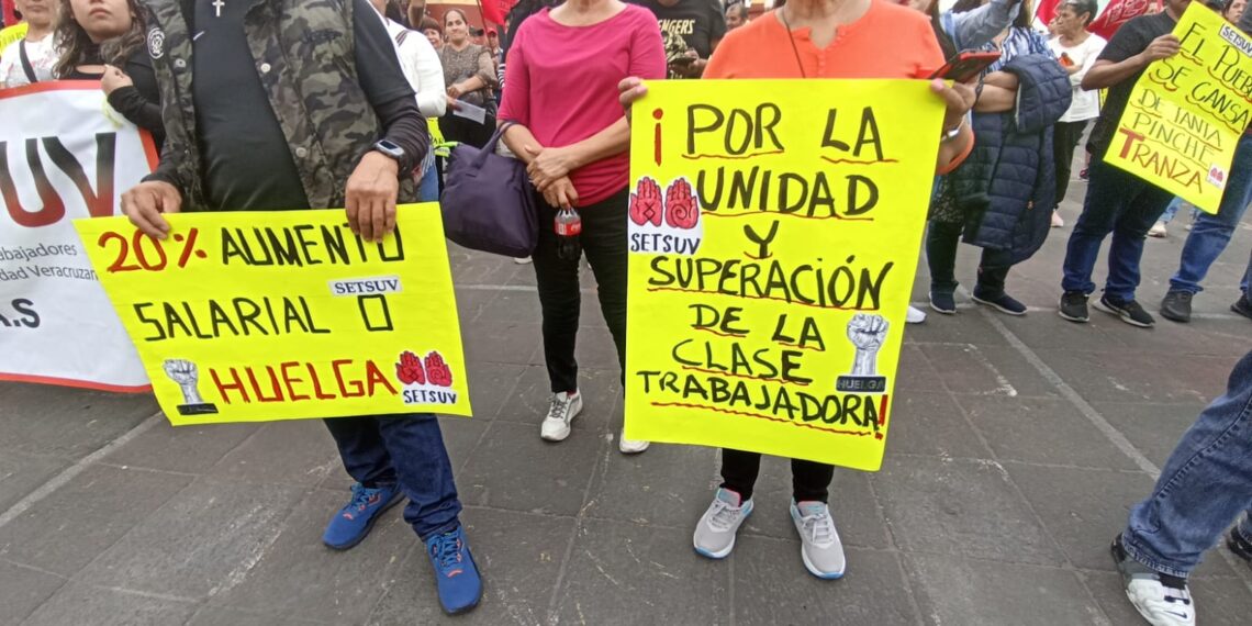 Se manifiesta el SETSUV en Plaza Lerdo, piden 20 por ciento de incremento a la Universidad Veracruzana.