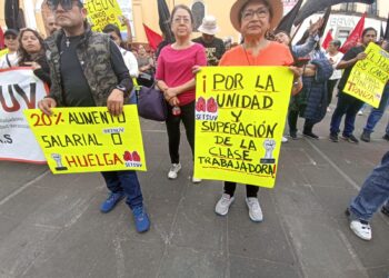 Se manifiesta el SETSUV en Plaza Lerdo, piden 20 por ciento de incremento a la Universidad Veracruzana.