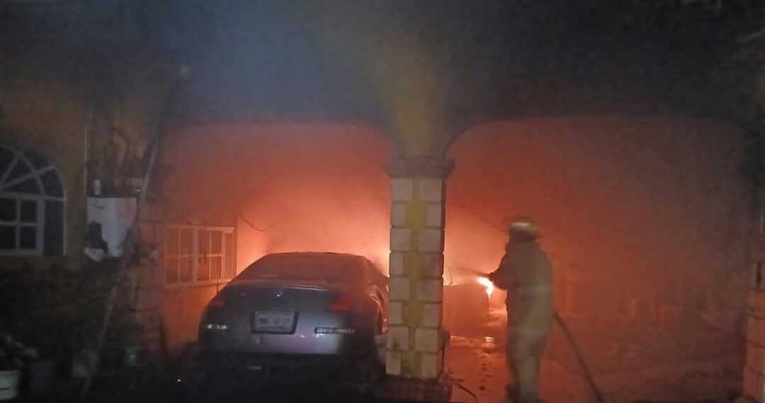 Incendio en casa de la familia Herviz en Ángel R. Cabada, se consumieron vehículos y una parte de la vivienda