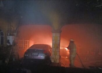 Incendio en casa de la familia Herviz en Ángel R. Cabada, se consumieron vehículos y una parte de la vivienda