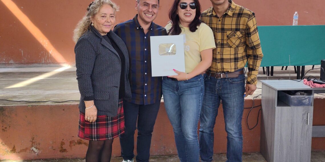 Comparte Ángel Hernández historias de superación con jóvenes de Jilotepec