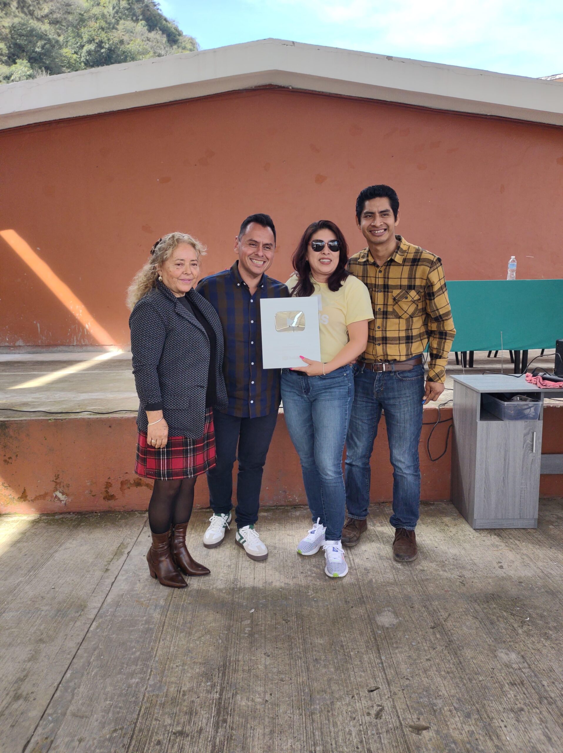 Comparte Ángel Hernández historias de superación con jóvenes de Jilotepec