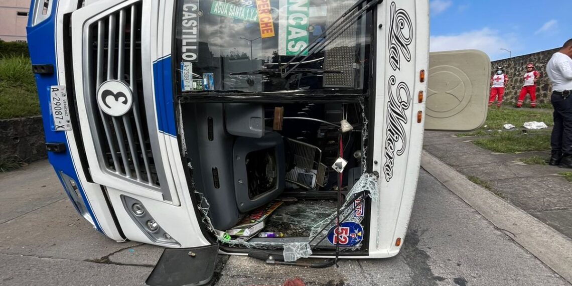 Vuelca camión de pasajeros en el fraccionamiento La Pradera de Emiliano Zapata