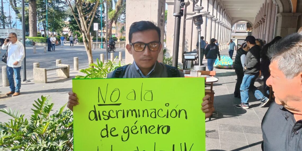 En la UV, denuncian discriminación y homofobia contra empleado