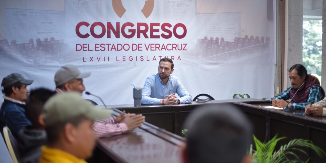 Atiende diputado solicitudes presentadas por ciudadanos de Altotonga