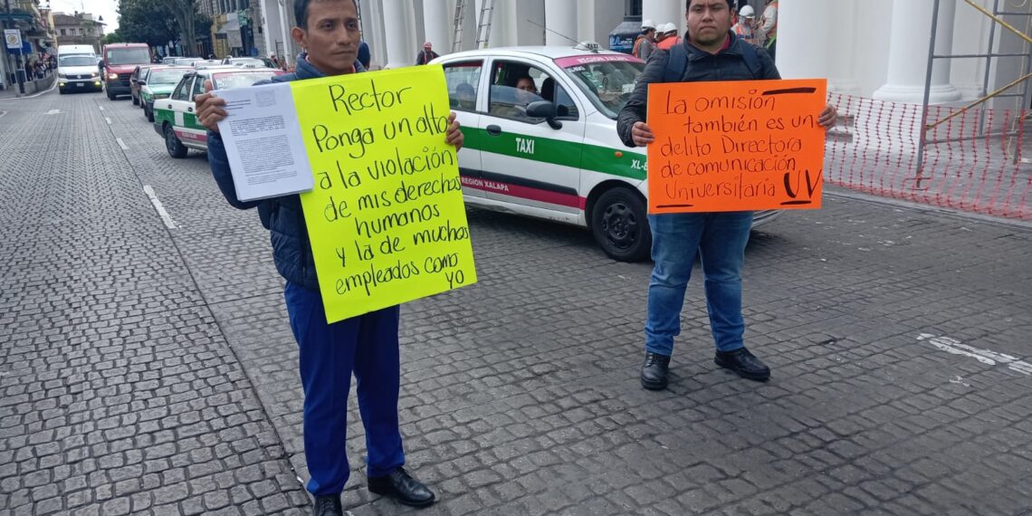 Trabajador de la UV bloquea la avenida Enríquez, denuncia que la UV no atiende su denuncia de discriminación, acoso y hostigamiento laboral