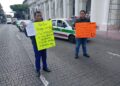 Trabajador de la UV bloquea la avenida Enríquez, denuncia que la UV no atiende su denuncia de discriminación, acoso y hostigamiento laboral