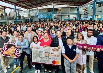 Entregan mil 470 tarjetas de la beca Rita Cetina en Xalapa