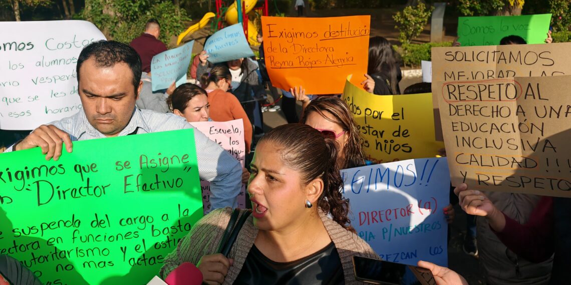 En Xalapa, protestan padres de familia, exigen director para escuela primaria Salvador Díaz Mirón