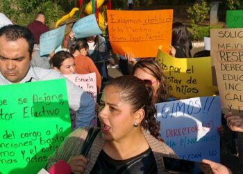 En Xalapa, protestan padres de familia, exigen director para escuela primaria Salvador Díaz Mirón