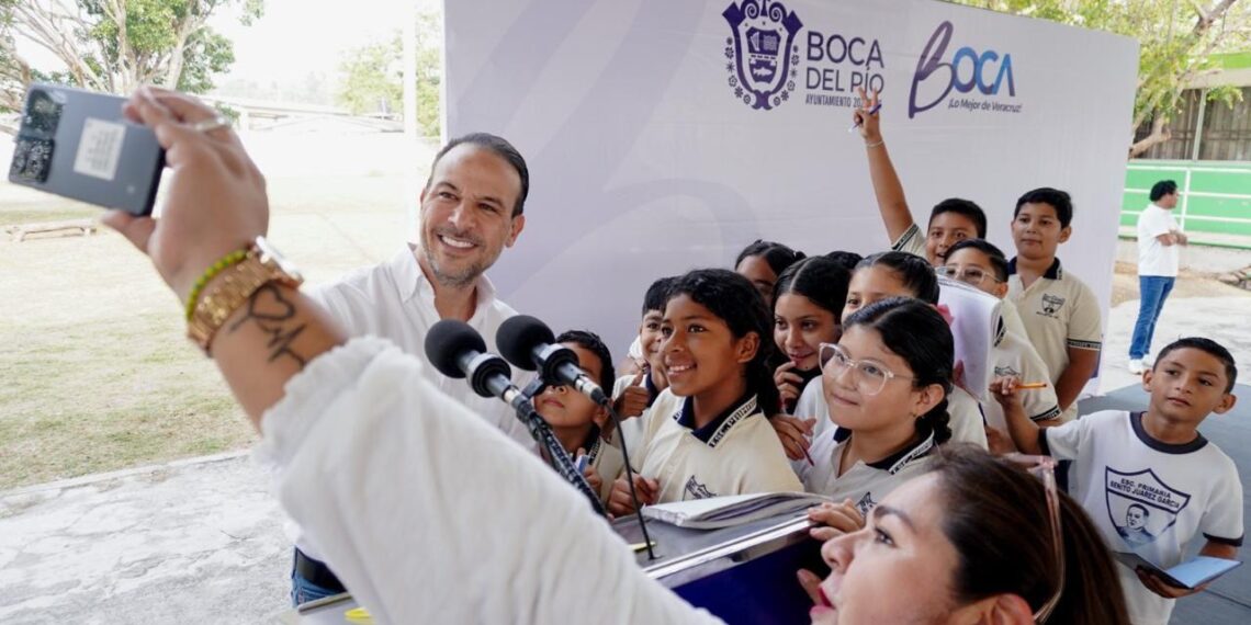 Alcalde JM Unánue reafirma su compromiso con la educación de Boca del Río