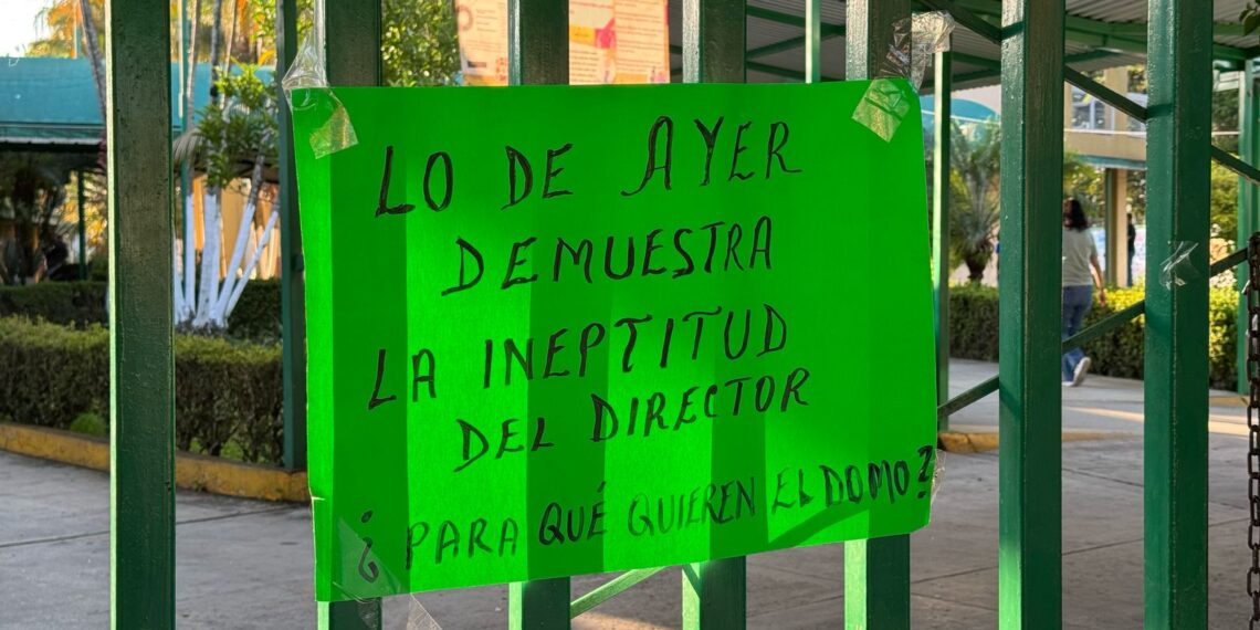 Plantón de padres de familia en escuela secundaria “Efrén Ramírez de Coatepec