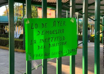 Plantón de padres de familia en escuela secundaria “Efrén Ramírez de Coatepec