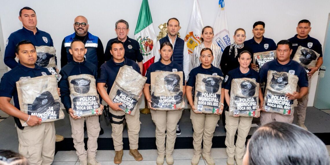 Reconoce Alcalde JM Unánue labor de la Policía Municipal de Boca del Río con entrega de equipamiento