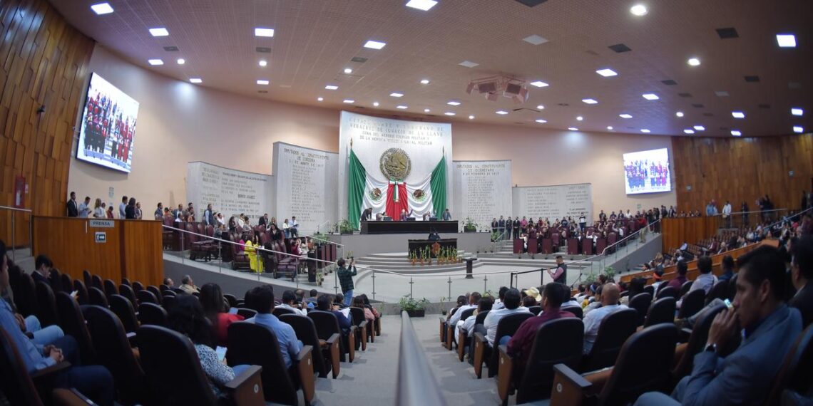 Modifica LXVII Legislatura la integración de 27 comisiones permanentes y una especial