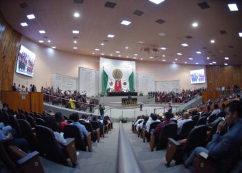 Modifica LXVII Legislatura la integración de 27 comisiones permanentes y una especial