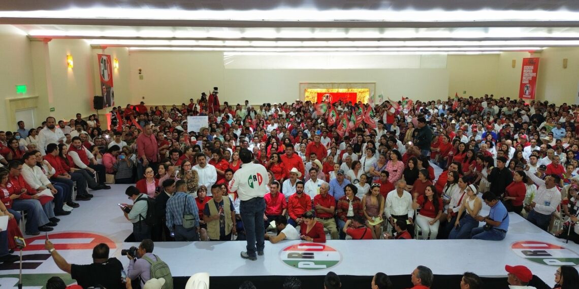 Toma Alejandro Moreno Cárdenas protesta a candidatas y candidatos a alcaldes en Veracruz