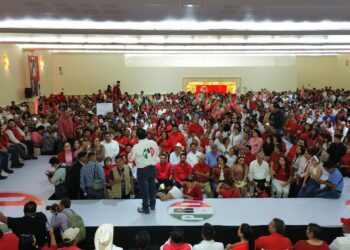Toma Alejandro Moreno Cárdenas protesta a candidatas y candidatos a alcaldes en Veracruz