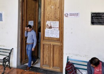 En Coatepec, pretenden revivir a exfuncionario polémico en el área de Registro Civil