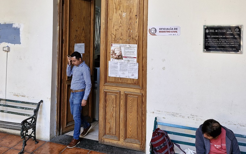 En Coatepec, pretenden revivir a exfuncionario polémico en el área de Registro Civil