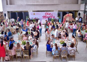 En el Congreso del Estado festejan a madres trabajadoras