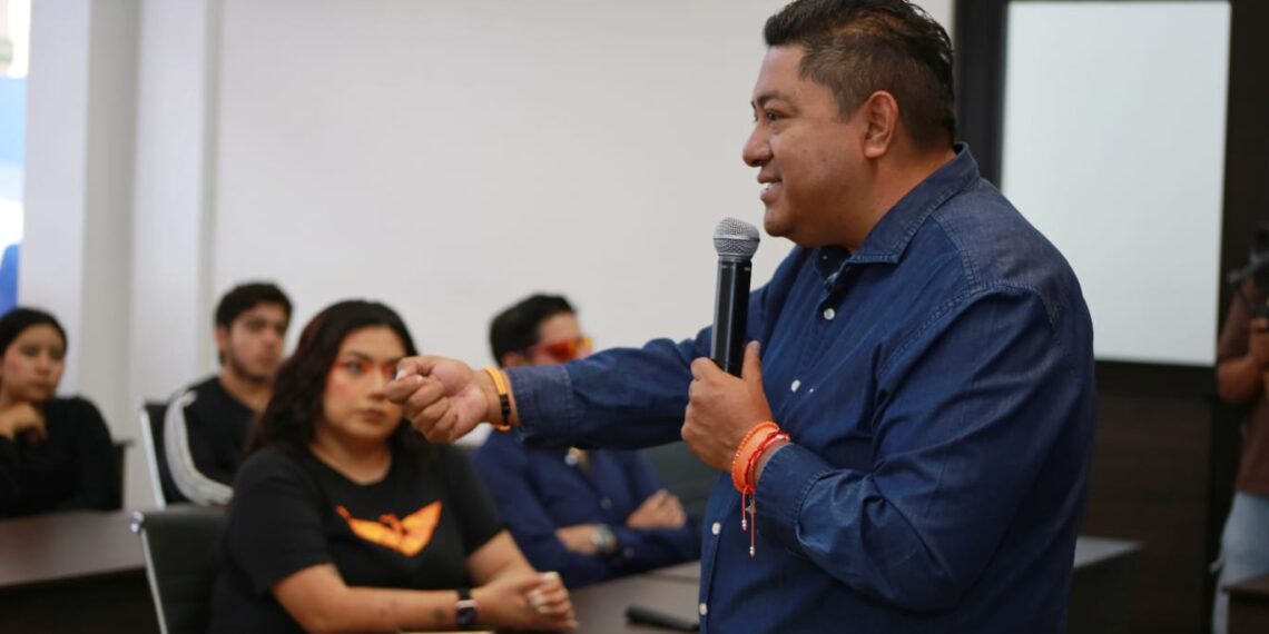 Román Moreno dialoga con estudiantes de la Universidad Anáhuac
