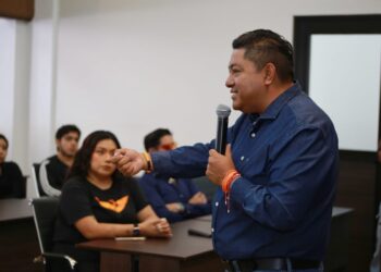Román Moreno dialoga con estudiantes de la Universidad Anáhuac
