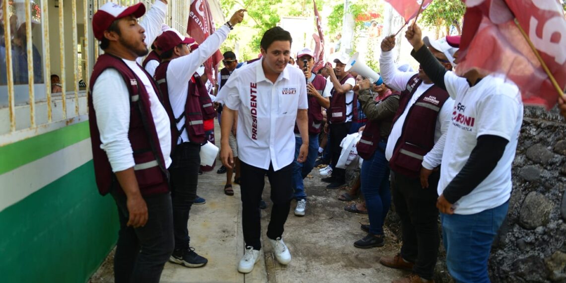 En San Andrés Tuxtla no habrá escuela pequeña: Rafa Fararoni