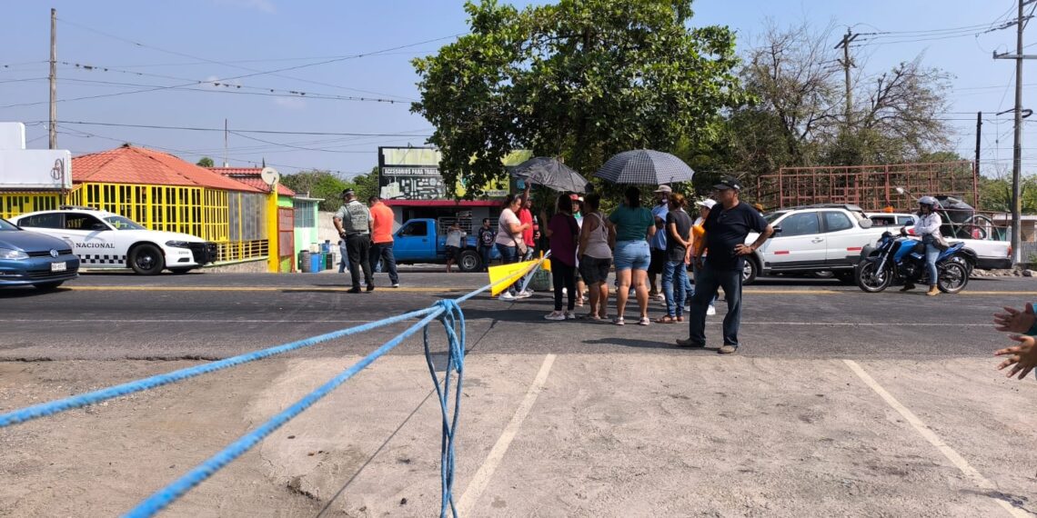 Denuncian pésimo servicio de la CFE, habitantes de Emiliano Zapata bloquean la carretera Xalapa-Veracruz a la altura de Palo Gacho