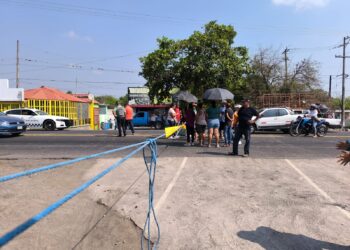Denuncian pésimo servicio de la CFE, habitantes de Emiliano Zapata bloquean la carretera Xalapa-Veracruz a la altura de Palo Gacho