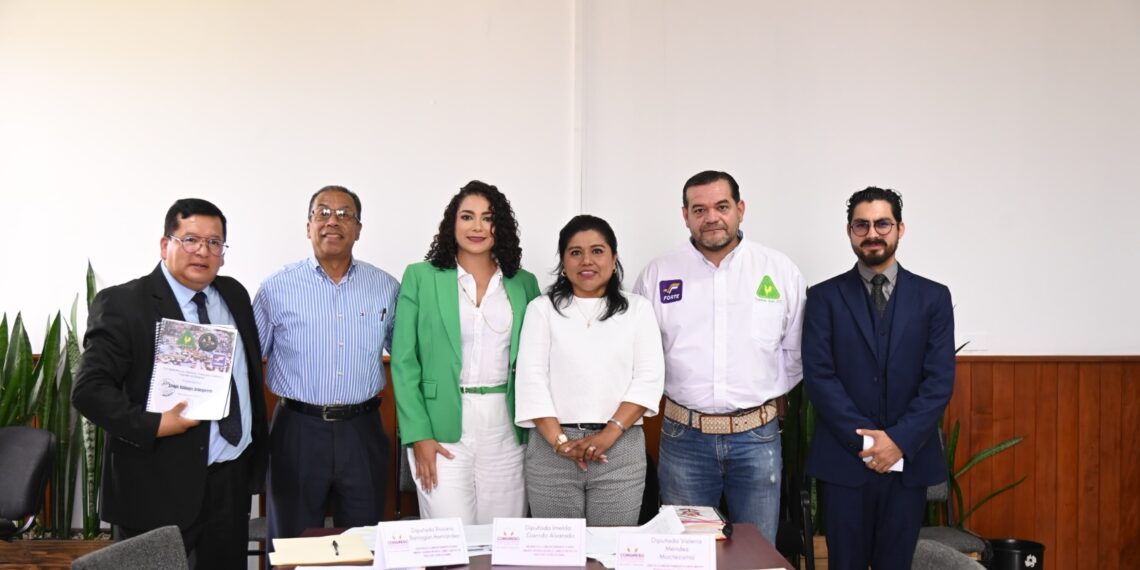 Atienden diputadas a representantes de galleros de la entidad