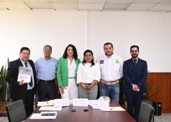 Atienden diputadas a representantes de galleros de la entidad