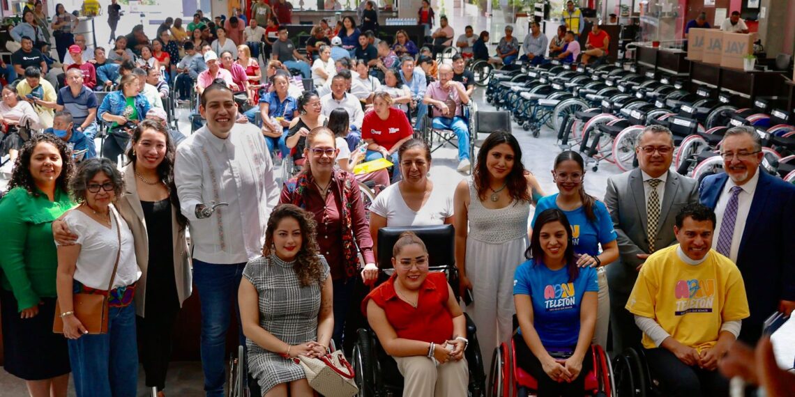 Atestigua Tanya Viveros la entrega de sillas de ruedas a personas con discapacidad