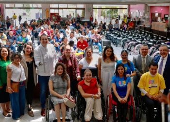 Atestigua Tanya Viveros la entrega de sillas de ruedas a personas con discapacidad
